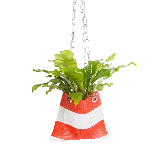O Hanger Listras, da loja Nim, é um suporte pendente para vasinhos de plantas. Feito de náilon, remete às tradicionais sacolas de feira, e pode ser usado tanto em ambientes internos quanto externos.