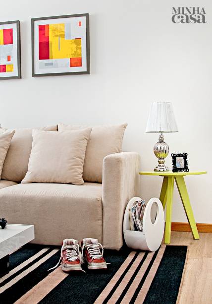 Montado em estúdio pela equipe de Minha Casa para atender a um casal de 40 anos com filhos adolescentes, este espaço concilia os gostos de ambas as faixas etárias. Daí a sintonia entre o sofá modular de suede (Sian Master, 90 x 90 x 64 cm, Etna), que dificilmente sai de moda, e a jovial mesinha verde (de MDF e pínus, modelo Eme, 50 x 50 cm, Oppa). Observe que o abajur e o porta-retratos sobre o tampo são tradicionais e se contrapõem ao revisteiro de linhas contemporâneas.