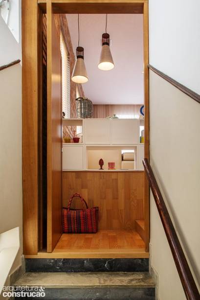 Como o apartamento ocupa todo o último andar do prédio antigo sem elevador, os últimos degraus da escada, no hall de circulação, se incorporaram à planta. “Assim, há um desnível de 1 m da porta de entrada para o piso da sala de estar”, explica o arquiteto. Luminárias de Maneco Quinderé para LZ Studio.