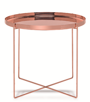 Artesanal, a mesa auxiliar Habibi, de cobre maciço sem tratamento químico, tem tampo removível e dublê de bandeja. Na Nest.co.uk. .