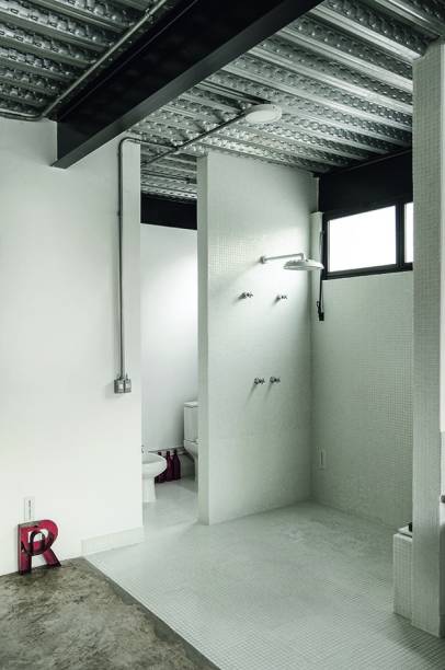 No boxe do chuveiro, aberto para o quarto do casal, o piso tem inclinação adequada paragarantir o bom escoamento da água. Ele e as paredes foram revestidos de cerâmica da Colormix sobre membrana líquida impermeabilizante (Mapelastic Aquadefense, da Mapei, à venda na Comercial Rafael). “O espaço ficou amplo e mais agradável. Nos dias decalor, é uma delícia se refrescar ali à luz de velas”, conta Romulo.