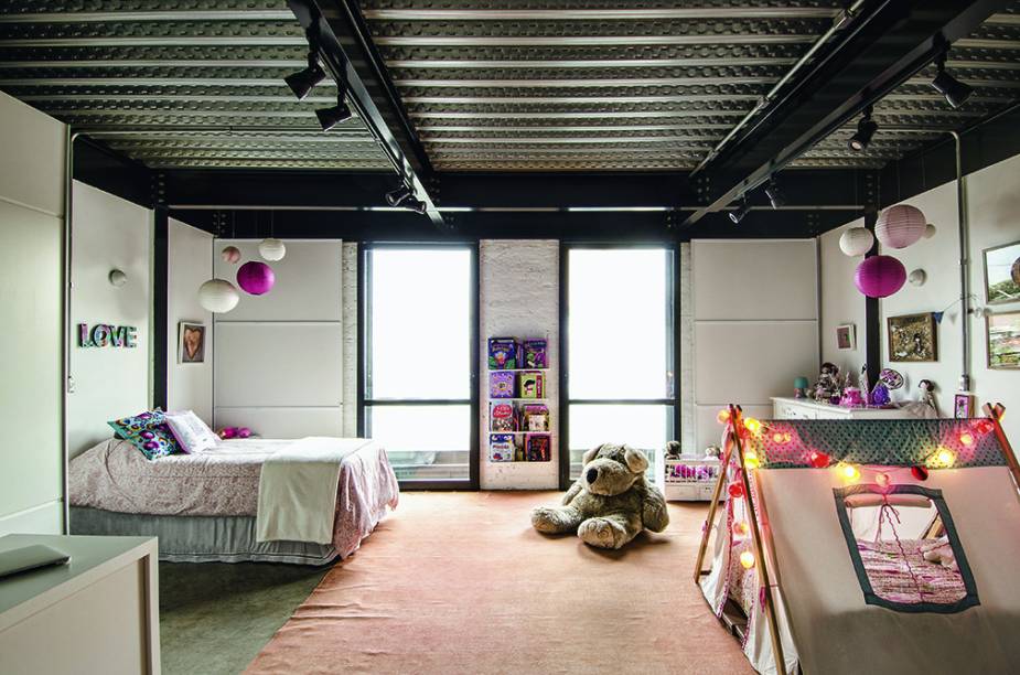 Seguindo a premissa da casa, Carla desistiu de separar o espaço das filhas com paredes, mas a modulação da planta permite que o quarto (35 m² no total) seja dividido no futuro, caso os moradores desejem.