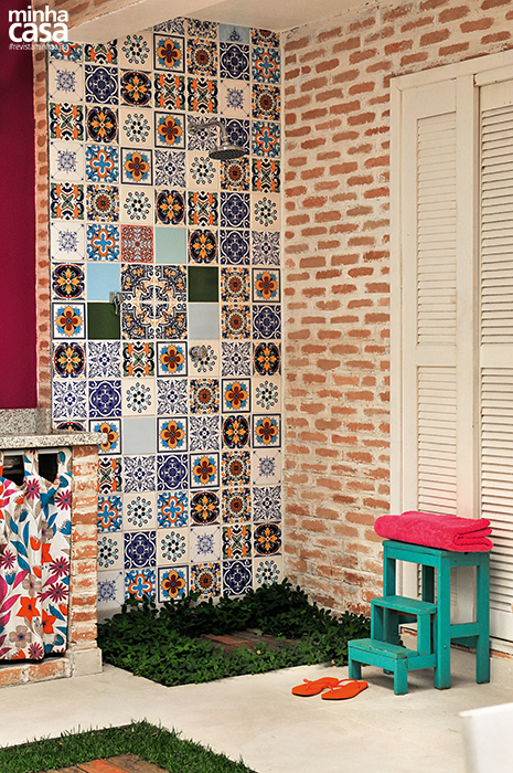 Um mosaico de azulejos decorados (Cemitério dos Azulejos) reveste uma das paredes, enquanto a outra exibe tijolos à vista. O canto se completa com deque de ipê (Leroy Merlin) e grama-amendoim (Arachis repens). Projeto da designer de interiores Ana Maria Mouawad Queiroga. Um mosaico de azulejos decorados (Cemitério dos Azulejos) reveste uma das paredes, enquanto a outra exibe tijolos à vista. O canto se completa com deque de ipê (Leroy Merlin) e grama-amendoim (Arachis repens). Projeto da designer de interiores Ana Maria Mouawad Queiroga.