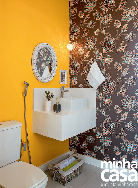 “Nada de paredes brancas!”, decretaram a arquiteta Marília Bettin e a designer de interiores Fernanda Torricelli, ao projetarem o lavabo do escritório L-Arki, em Jundiaí, SP, do qual são sócias. Assim, surgiu a combinação vibrante: tinta amarela (Sol Esplêndido, ref. 37YY 61/877, da Coral) e papel de parede com padronagem floral (importado).