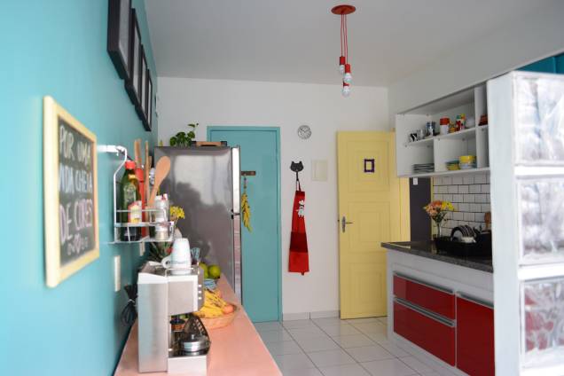 Cozinha de Rubyane Borba, designer de interiores e Eládio Ferreira, fotográfo, reformada e decorada por eles. Cozinha de Rubyane Borba, designer de interiores e Eládio Ferreira, fotográfo, reformada e decorada por eles.