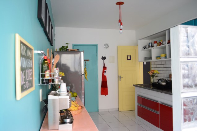 Cozinha de Rubyane Borba, designer de interiores e Eládio Ferreira, fotográfo, reformada e decorada por eles.