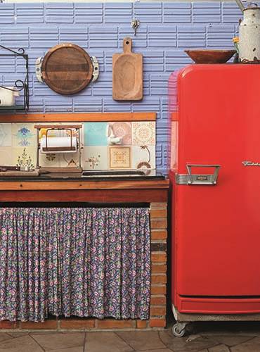 Jardim rústico barato: reforma cria quintal com jardim vertical de paletes