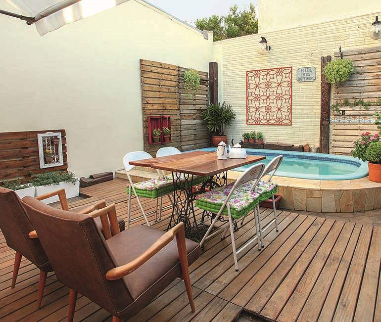 Jardim rústico barato: reforma cria quintal com jardim vertical de paletes