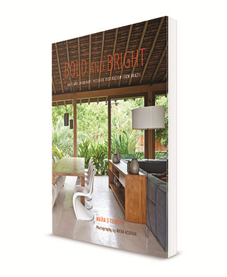 Casas urbanas, de praias e de campo assinadas por nomes como André Vainer, Paulo Mendes da Rocha e Jacobsen Arquitetura estrelam o livro Bold and Bright – Chic and exuberant interior inspiration from Brazil. Com texto de Maíra Texeira e fotos de Maíra Acayaba, o volume sai pela editora inglesa Ryland Peters and Small.