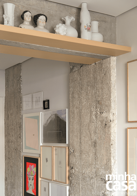 Prateleiras instaladas nas vigas acomodam a coleção de porcelanas brancas foscas do designer. Prateleiras instaladas nas vigas acomodam a coleção de porcelanas brancas foscas do designer.