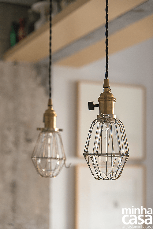 Luminárias compradas em Nova York, de estilo industrial superdescolado, clareiam a área de refeições. Luminárias compradas em Nova York, de estilo industrial superdescolado, clareiam a área de refeições.