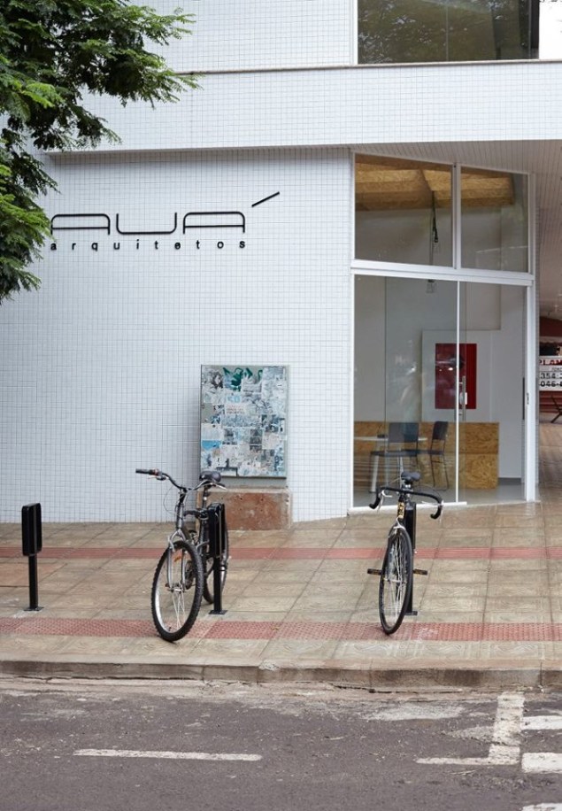 Paraciclos na frente do escritório guardam as bikes de arquitetos e visitantes.