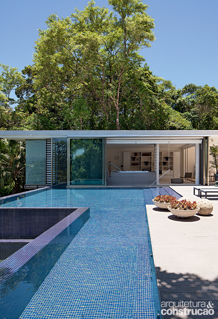 espaco-para-imersao-e-raia-de-natacao-dividem-as-atencoes-com-spa-coberto-011-1