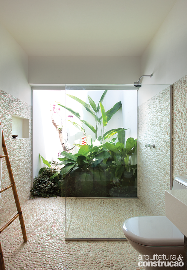 Minisseixos telados (Palimanan) cobrem as paredes e o piso dos banheiros. Todos têm iluminação zenital e jardim exuberante, montado com espécies como maranta e helicônia-papagaio