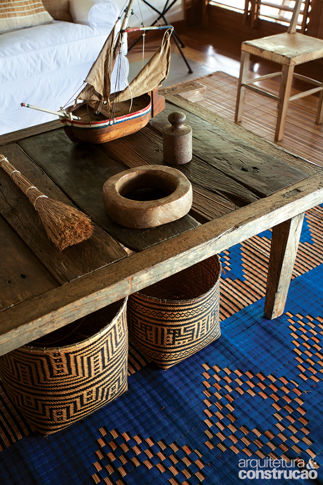 O artesanato reforça o jeito despojado do lugar: um colorido tapete africano tramado de plástico (Tombuctu Arte Africana) se sobrepõe a uma esteira de dendê feita na Bahia