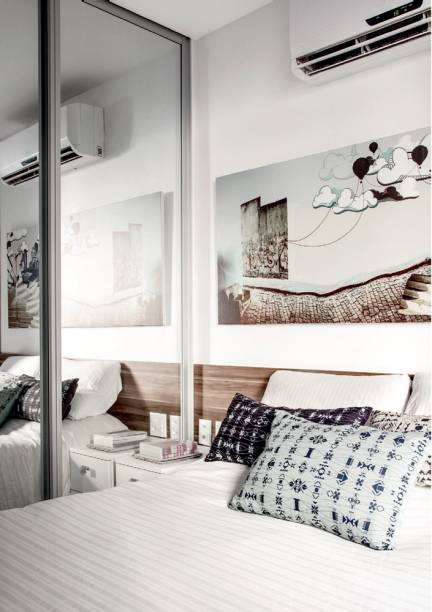 <span>“Dispor outro guarda-roupa aos pés da cama deixaria o ambiente claustrofóbico”, alega a arquiteta. Portanto, as moças optaram por uma estante suspensa e um balcão (3,06 x 0,35 x 0,71 m). Neste, prateleiras e gavetas organizam roupas e sapatos. Projeto das arquitetas Renata Lemos e Marcella Barcellar, da Nobi Arquitetura.</span> <span>“Dispor outro guarda-roupa aos pés da cama deixaria o ambiente claustrofóbico”, alega a arquiteta. Portanto, as moças optaram por uma estante suspensa e um balcão (3,06 x 0,35 x 0,71 m). Neste, prateleiras e gavetas organizam roupas e sapatos. Projeto das arquitetas Renata Lemos e Marcella Barcellar, da Nobi Arquitetura.</span>