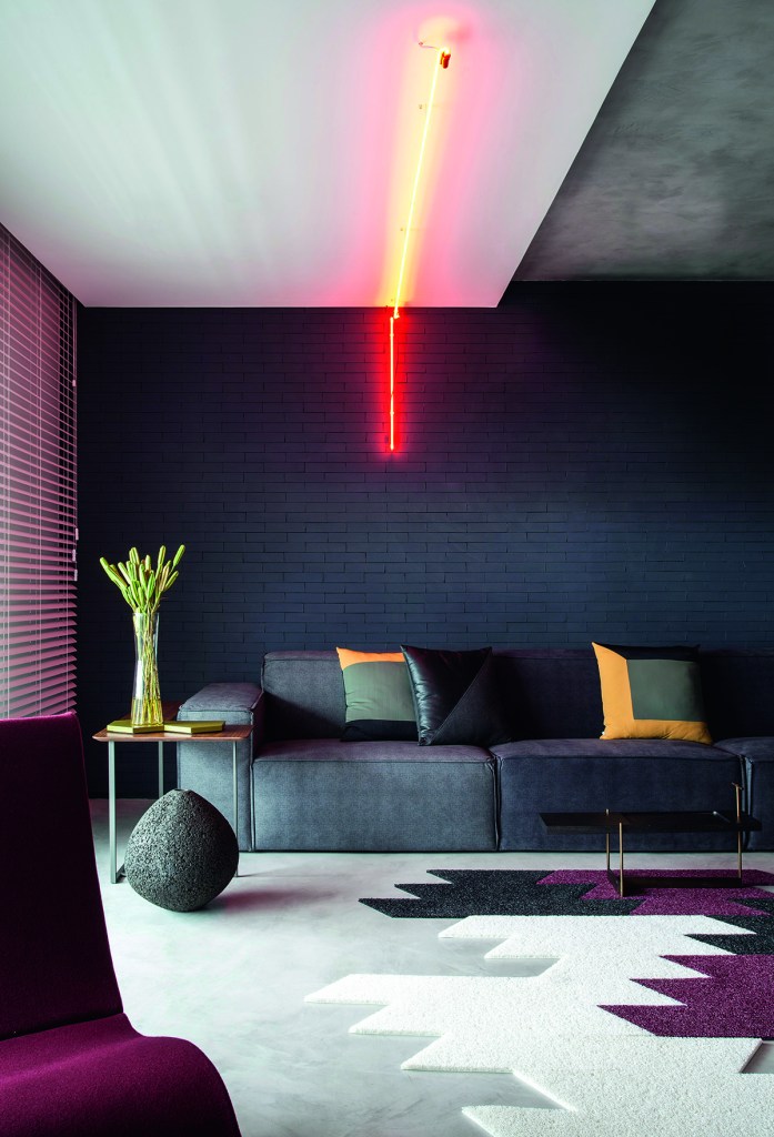 sala de estar; sala de estar preta; tapete geométrico; neon colorido; sofá cinza escuro