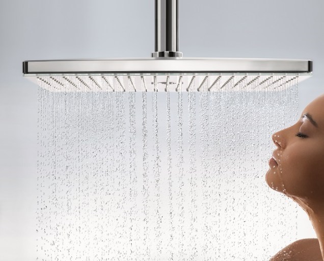 Hansgrohe exibe uma nova linha de chuveiros com vidro, a Rainmaker Select.