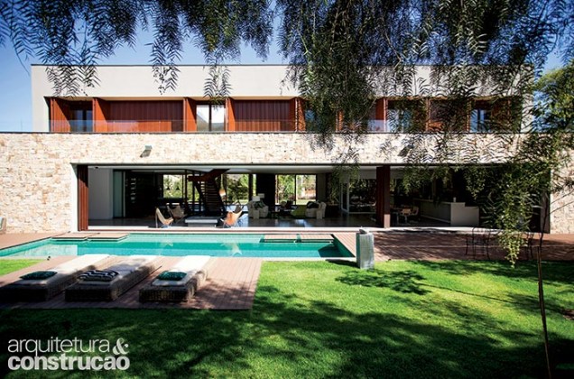 O projeto não deixa o olhar ser interrompido: quem está na piscina, diante da fachada dos fundos, enxerga até o outro lado do terreno, na entrada, por onde chegam os carros. O projeto não deixa o olhar ser interrompido: quem está na piscina, diante da fachada dos fundos, enxerga até o outro lado do terreno, na entrada, por onde chegam os carros.
