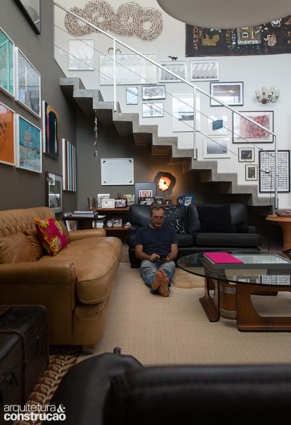 Xodó do arquiteto nos projetos que assina, a escada de concreto dá o tom contemporâneo do living.