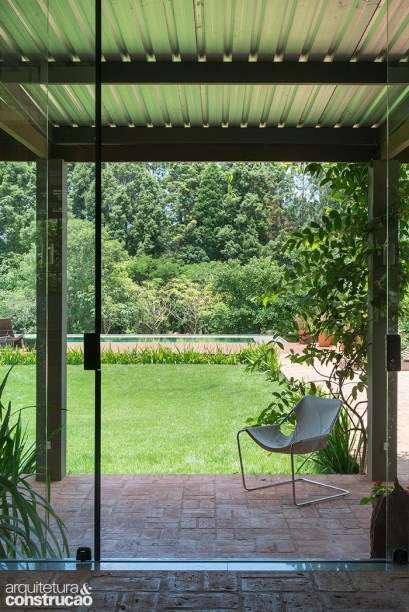 Esta vista para o jardim, uma das preferidas do arquiteto, mostra a relação da piscina com o jardim: ambos ficam no mesmo nível, embora o tanque esteja num declive.