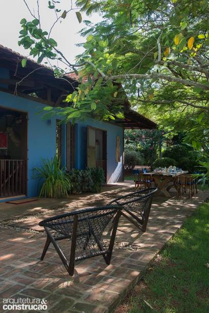 Nesta fachada da antiga cocheira, vemos as duas baias originais da construção. Hoje, elas dão acesso à cozinha e à sala de jantar pelo jardim.