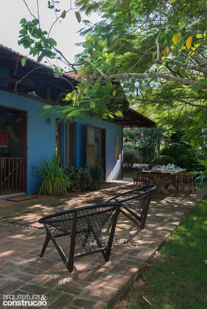 Nesta fachada da antiga cocheira, vemos as duas baias originais da construção. Hoje, elas dão acesso à cozinha e à sala de jantar pelo jardim.