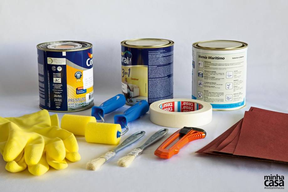 Você vai precisar: Lixas para madeira (nº 100 e nº 150), fita crepe e estilete, rolinho e pincel, tintas: látex acrílico branco (3 em 1, da Coral) e esmalte à base de água (Coralit zero, da Coral) e verniz marítimo.