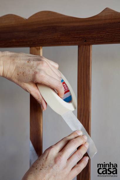 2. Delimite, com ajuda da fita crepe, a área que será pintada.