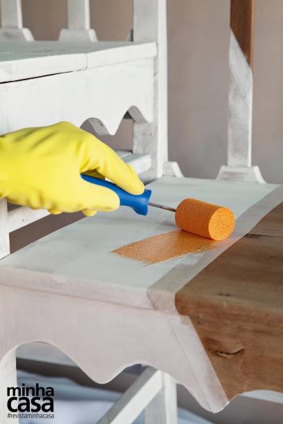 6. Pinte com tinta esmalte o trecho delimitado – aqui, usamos o tom Laranja do Deserto, ref. 78YR 39/593, da Coral. Depois da secagem completa, retire a fita crepe.