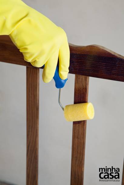 7. Cole nova fita sobre a pintura colorida demarcando o encontro com a madeira crua, que receberá três camadas de verniz.