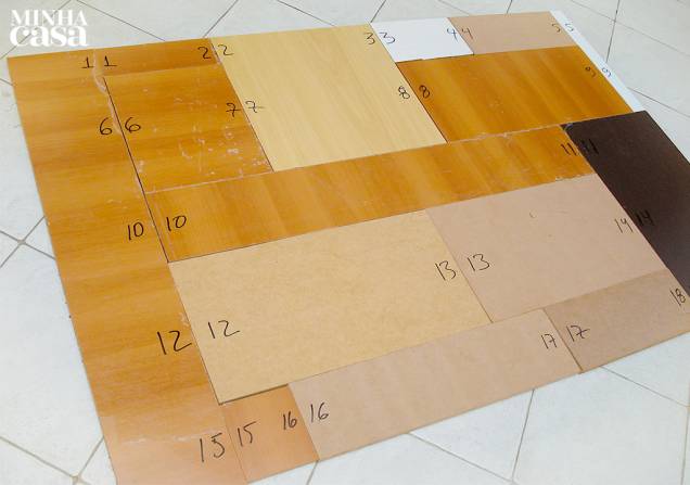 1. Procure sobras de MDF (Peg & faça) e faça a montagem no chão, com as faces voltadas para baixo, encaixando as peças até chegar à medida desejada para a cabeceira (esta tem 1,60 x 1 m). Em seguida, numere-as no verso: comece pela esquerda e anote um número em cada ponto em que duas placas se encontram, mas não muito na borda. Isso facilitará a organização no momento de unir as chapas encapadas. 1. Procure sobras de MDF (Peg & faça) e faça a montagem no chão, com as faces voltadas para baixo, encaixando as peças até chegar à medida desejada para a cabeceira (esta tem 1,60 x 1 m). Em seguida, numere-as no verso: comece pela esquerda e anote um número em cada ponto em que duas placas se encontram, mas não muito na borda. Isso facilitará a organização no momento de unir as chapas encapadas.