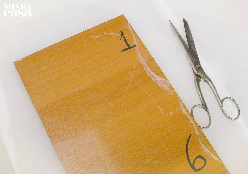 3. Corte a manta acr&iacute;lica (que servir&aacute; de recheio) na medida das placas, deixando 5 cm a mais nas bordas.