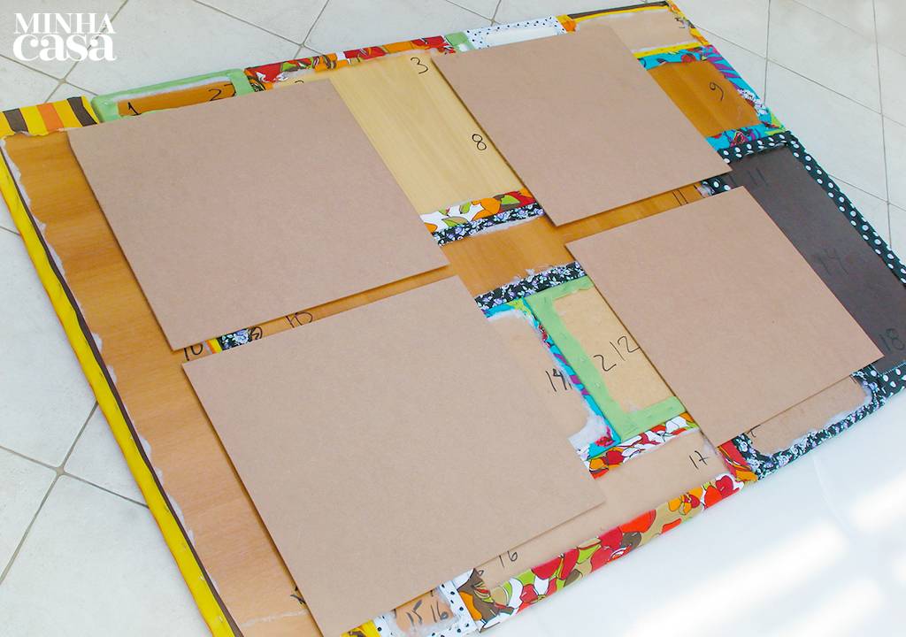 6. Oriente-se pela numera&ccedil;&atilde;o e monte o painel com a estampa virada para baixo. Estruture o conjunto: com cola de contato, prenda quatro quadrados de madeira no verso da composi&ccedil;&atilde;o. &Eacute; recomend&aacute;vel fortalecer com pregos. A cabeceira pronta ficar&aacute; apoiada no ch&atilde;o.