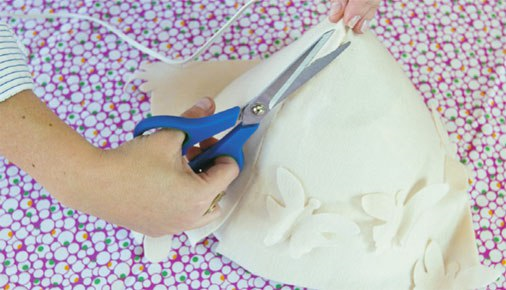 Faça você mesmo uma luminária de feltro com apliques de borboleta
