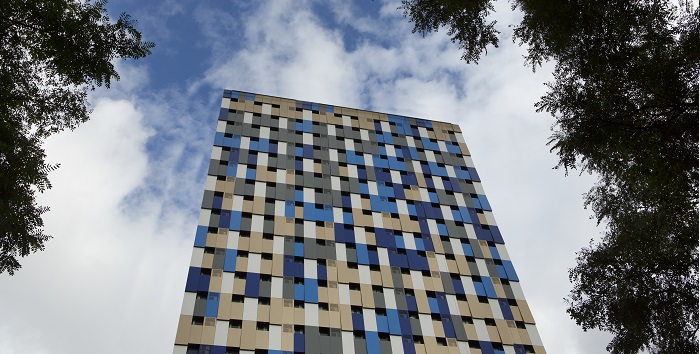 Fachada de hotel interage com pedestres em São Paulo