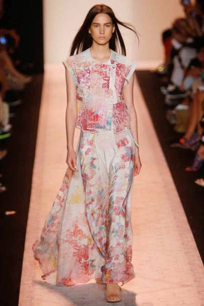 Vestido de seda (US$ 862) e top matelassado de mescla de algodão (US$ 430), parte da coleção Spring Summer 2015, de Max Azria. Vendido no site do estilista.