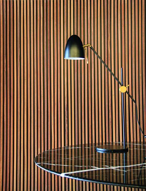 Ripas de cumaru (entre 1,50 a 3 m de comprimento cada uma) compõem o revestimento da coleção Breeze para áreas internas e externas. Preço: R$ 650 o m². Da Woodparquet.