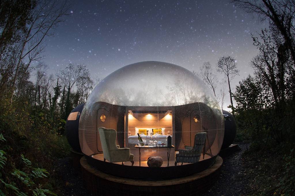 Quartos com formato de bolha oferecem total integração com a natureza