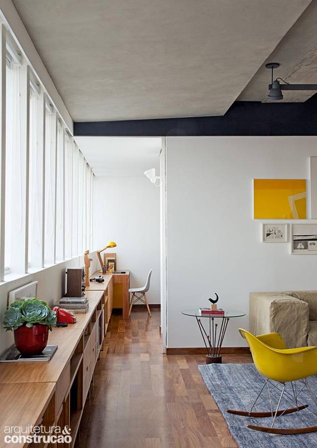 Banheiro e escritório (veja na planta a seguir) ficam longe da fachada, o que desenhou outro acesso e alargou o panorama. Banheiro e escritório (veja na planta a seguir) ficam longe da fachada, o que desenhou outro acesso e alargou o panorama.