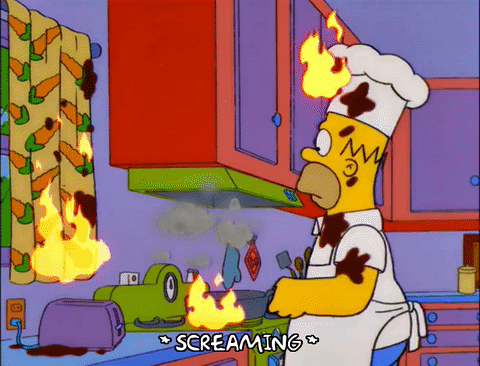 Cena de The Simpsons com a cozinha pegando fogo