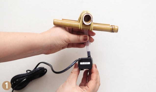 Inicie a montagem encaixando a mangueira de borracha que fica no interior do bambu no adaptador da bomba – ao comprar os itens, é importante checar se essas peças são compatíveis. Inicie a montagem encaixando a mangueira de borracha que fica no interior do bambu no adaptador da bomba – ao comprar os itens, é importante checar se essas peças são compatíveis.