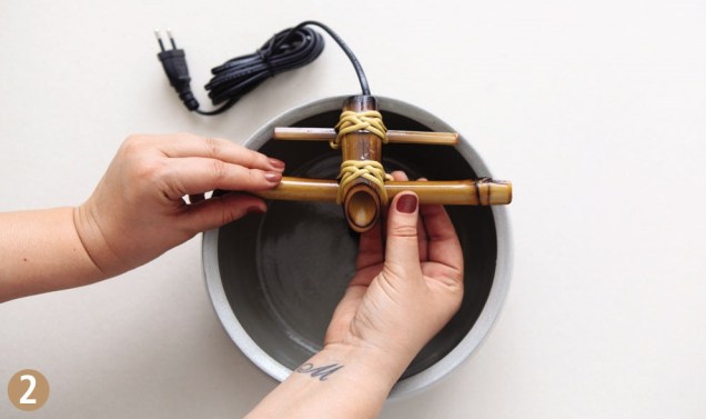 Coloque a bomba dentro da tijela e apoie o bambu na borda (não é preciso fixá-lo). Coloque a bomba dentro da tijela e apoie o bambu na borda (não é preciso fixá-lo).