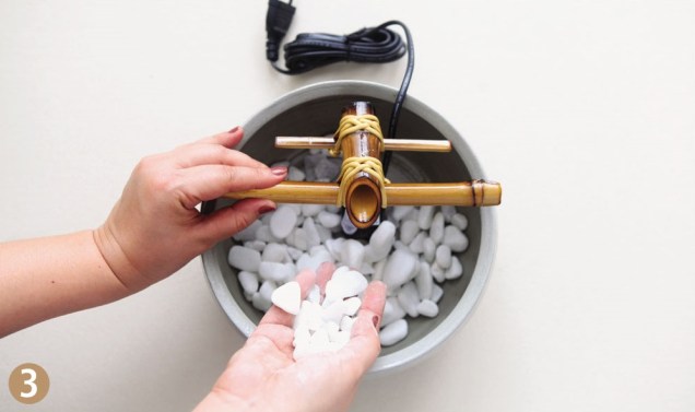 Preencha a fonte com as pedras de sua preferência. Preencha a fonte com as pedras de sua preferência.