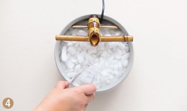 Acrescente água e algumas gotinhas de água sanitária, que evita a criação de musgo no motor. Manutenção é fundamental! Limpe a fonte regularmente e reponha a água sempre que notar que seu nível está baixando. Acrescente água e algumas gotinhas de água sanitária, que evita a criação de musgo no motor. Manutenção é fundamental! Limpe a fonte regularmente e reponha a água sempre que notar que seu nível está baixando.