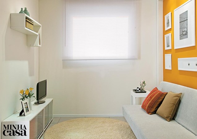 <span>O sofá de design clean vira cama quando há amigos para pernoitar. Projeto dos arquitetos Alice Martins e Flávio Butti.</span>
