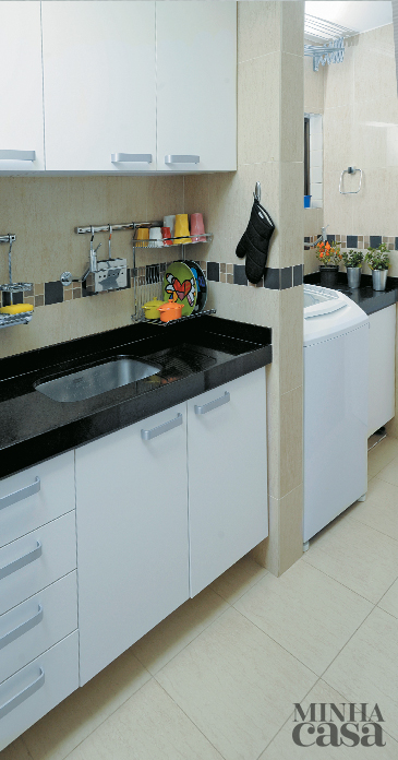 De granito preto são marcos, a bancada da cozinha se repete na área de serviço. (Projeto da designer de interior Gabriela Alencar).