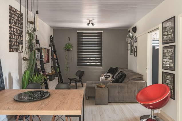 Sala de Day Fernandes e de seu noivo Marcelo Esberard, ambos designers gráficos, projetada e decorada por eles. Sala de Day Fernandes e de seu noivo Marcelo Esberard, ambos designers gráficos, projetada e decorada por eles.