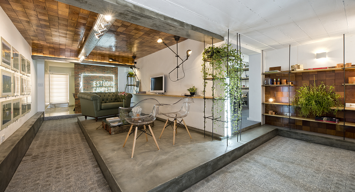 Garagem de antiga casa é transformada em escritório de arquitetura