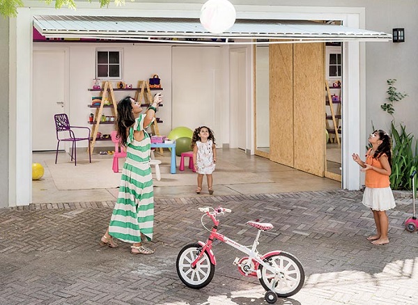 Garagem virou brinquedoteca para duas meninas home
